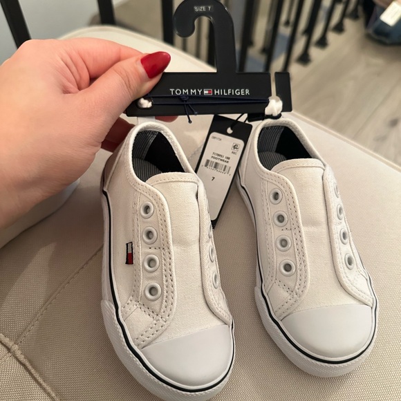 Tommy Hilfiger brand new with tags unisex kids Us 7 - Picture 3 of 3